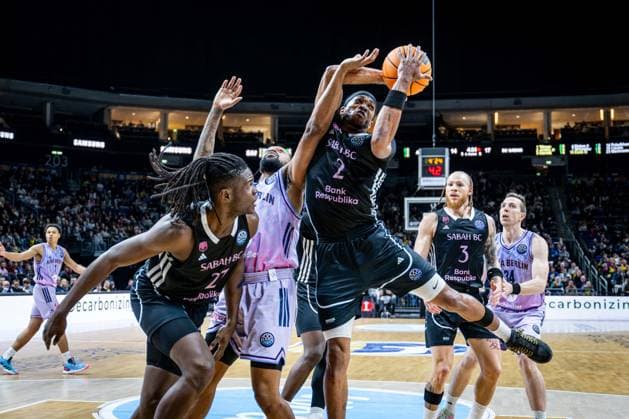 Basketball Berlin 16.12.2025 Saison 2025 2026 Basketball Champions League (BCL) Alba Berlin - Sabah BC Baku Keith Jordan (Sabah, No.02) J wan Roberts (Alba Berlin, No.13) Jean-Marc Pansa (Sabah, No.27) li.