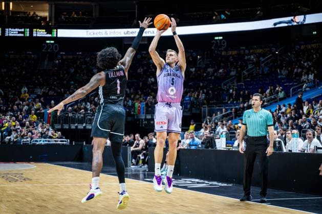 Basketball Berlin 16.12.2025 Saison 2025 2026 Basketball Champions League (BCL) Alba Berlin - Sabah BC Baku Sam Griesel (Alba Berlin, No.05) Justin Tillman (Sabah, No.01)