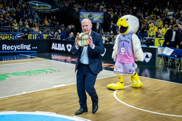 Basketball Berlin 16.12.2025 Saison 2025 2026 Basketball Champions League (BCL) Alba Berlin - Sabah BC Baku Siegerehrung Beste Nachwuchsspieler Kai Wegner (Regierender Bürgermeister von Berlin)