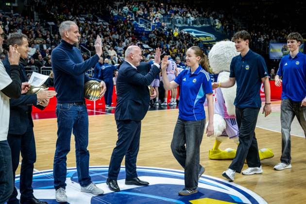 Basketball Berlin 16.12.2025 Saison 2025 2026 Basketball Champions League (BCL) Alba Berlin - Sabah BC Baku Siegerehrung Beste Nachwuchsspieler Michael Geißler (BEA) Henning Harnisch (Alba) Kai Wegner (Regierender Bürgermeister von Berlin) Rosalie Esser (Alba, No.22) und andere