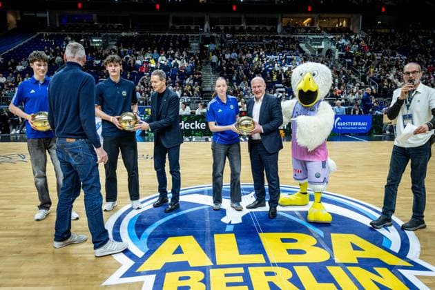 Basketball Berlin 16.12.2025 Saison 2025 2026 Basketball Champions League (BCL) Alba Berlin - Sabah BC Baku Siegerehrung Beste Nachwuchsspieler Michael Geißler (BEA) Henning Harnisch (Alba) Kai Wegner (Regierender Bürgermeister von Berlin) Rosalie Esser (Alba, No.22) und andere