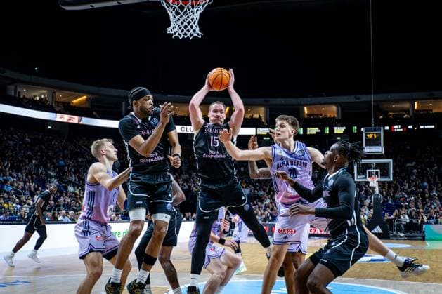 Basketball Berlin 16.12.2025 Saison 2025 2026 Basketball Champions League (BCL) Alba Berlin - Sabah BC Baku Klavs Cavars (Sabah, No.15) Anton Nufer (Alba Berlin, No.20)