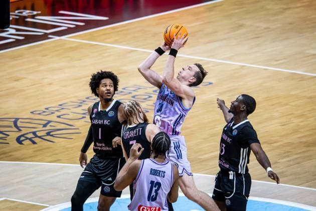 Basketball Berlin 16.12.2025 Saison 2025 2026 Basketball Champions League (BCL) Alba Berlin - Sabah BC Baku Justin Bean (Alba Berlin, No.34) Hassani Gravett (Sabah, No.03) Justin Tillman (Sabah, No.01) James Eads III (Sabah, No.13) J wan Roberts (Alba Berlin, No.13)