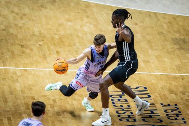 Basketball Berlin 16.12.2025 Saison 2025 2026 Basketball Champions League (BCL) Alba Berlin - Sabah BC Baku Bennet Hundt (Alba Berlin, No.33) Jean-Marc Pansa (Sabah, No.27)