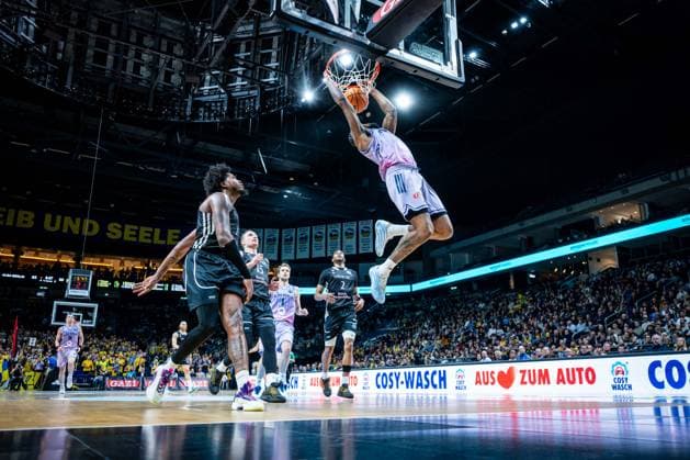 Basketball Berlin 16.12.2025 Saison 2025 2026 Basketball Champions League (BCL) Alba Berlin - Sabah BC Baku J wan Roberts (Alba Berlin, No.13) Justin Tillman (Sabah, No.01)