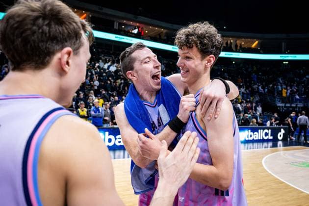 Basketball Berlin 16.12.2025 Saison 2025 2026 Basketball Champions League (BCL) Alba Berlin - Sabah BC Baku Jubel Alba Justin Bean (Alba Berlin, No.34) Richard Schmitt (Alba Berlin, No.25)