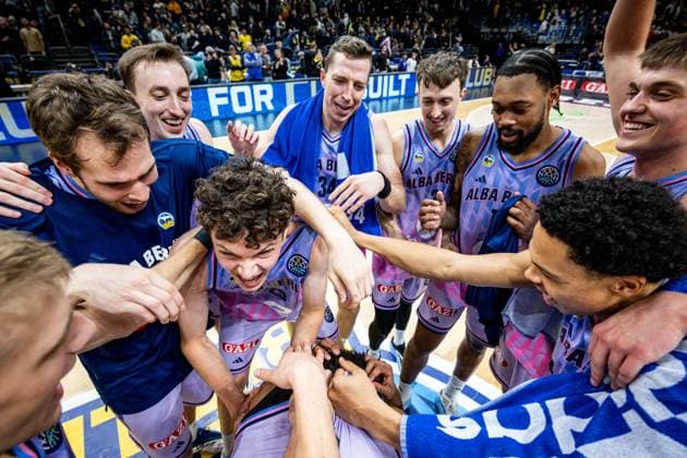 Basketball Berlin 16.12.2025 Saison 2025 2026 Basketball Champions League (BCL) Alba Berlin - Sabah BC Baku Jubel Alba Richard Schmitt (Alba Berlin, No.25) Malte Delow (Alba Berlin, No.06) Moses Wood (Alba Berlin, No.11) Justin Bean (Alba Berlin, No.34) Alex O Connell (Alba Berlin, No.03) J wan Roberts (Alba Berlin, No.13) Anton Nufer (Alba Berlin, No.20) Jack Kayil (Alba Berlin, No.07) Matheo hermann (Alba Berlin, No.02) u.