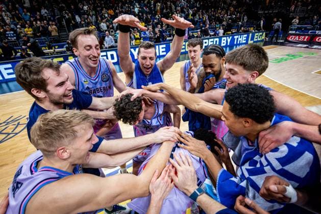 Basketball Berlin 16.12.2025 Saison 2025 2026 Basketball Champions League (BCL) Alba Berlin - Sabah BC Baku Jubel Alba Richard Schmitt (Alba Berlin, No.25) Malte Delow (Alba Berlin, No.06) Moses Wood (Alba Berlin, No.11) Justin Bean (Alba Berlin, No.34) Alex O Connell (Alba Berlin, No.03) J wan Roberts (Alba Berlin, No.13) Anton Nufer (Alba Berlin, No.20) Jack Kayil (Alba Berlin, No.07) Matheo hermann (Alba Berlin, No.02) u. Sam Griesel (Alba Berlin, No.05) li.