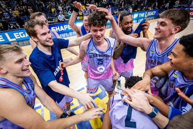 Basketball Berlin 16.12.2025 Saison 2025 2026 Basketball Champions League (BCL) Alba Berlin - Sabah BC Baku Jubel Alba Richard Schmitt (Alba Berlin, No.25) Malte Delow (Alba Berlin, No.06) Moses Wood (Alba Berlin, No.11) Justin Bean (Alba Berlin, No.34) J wan Roberts (Alba Berlin, No.13) Anton Nufer (Alba Berlin, No.20) Jack Kayil (Alba Berlin, No.07) Matheo hermann (Alba Berlin, No.02) u. Sam Griesel (Alba Berlin, No.05) li.