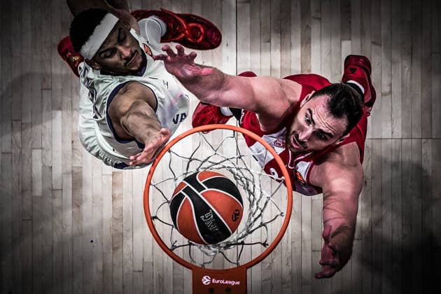 EuroLeague Basketball, Olympiacos Piraeus vs Valencia Basket - Nikola Milutinov, 33 of Olympiacos Piraeus in action against Kameron Taylor, 1 of Valencia Basket during the Euroleague regular season basketball match between Olympiacos Piraeus and Valencia Basket held at Peace and Friendship Stadium in Piraeus, Grecee, 16 December 2025. PIRAEUS Greece Copyright: xOnexInchxProductionsx 6783154