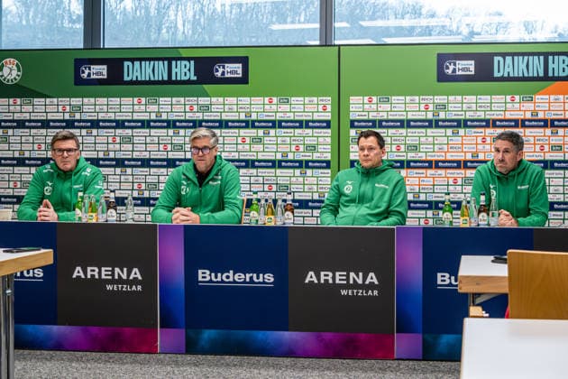 Pressekonferenz HSG Wetzlar, 17.12.25 v.l. Jasmin Camdzic (HSG Wetzlar), Runar Sigtryggsson (HSG Wetzlar), Arne Wohlfahrt (HSG Wetzlar), Björn Seipp (HSG Wetzlar) Pressekonferenz HSG Wetzlar: Wetzlar, 17.12.25 Copyright: xBEAUTIFULxSPORTS Roeczeyx