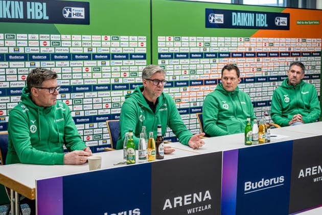 Pressekonferenz HSG Wetzlar, 17.12.25 v.l. Jasmin Camdzic (HSG Wetzlar), Runar Sigtryggsson (HSG Wetzlar), Arne Wohlfahrt (HSG Wetzlar), Björn Seipp (HSG Wetzlar) Pressekonferenz HSG Wetzlar: Wetzlar, 17.12.25 Copyright: xBEAUTIFULxSPORTS Roeczeyx