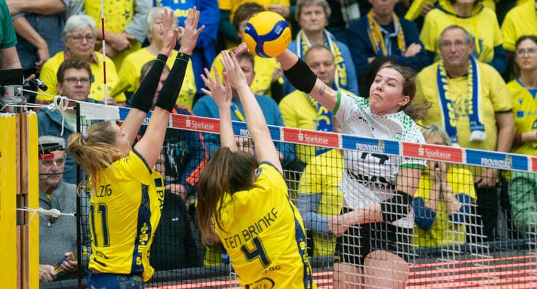 17.12..2025, Volleyball, Frauen, VBL, 1. VBL, 1. Volleyball-Bundesliga, Saison 2025 26, 9. Spieltag, SSC Palmberg Schwerin - USC Münster, Anne Hölzig (SSC Palmberg Schwerin, li.) und Marije ten Brinke (SSC Palmberg Schwerin, Mitte) gegen Brianna Ford (USC Münster, re.) Schwerin Palmberg Arena Mecklenburg-Vorpommern Deutschland