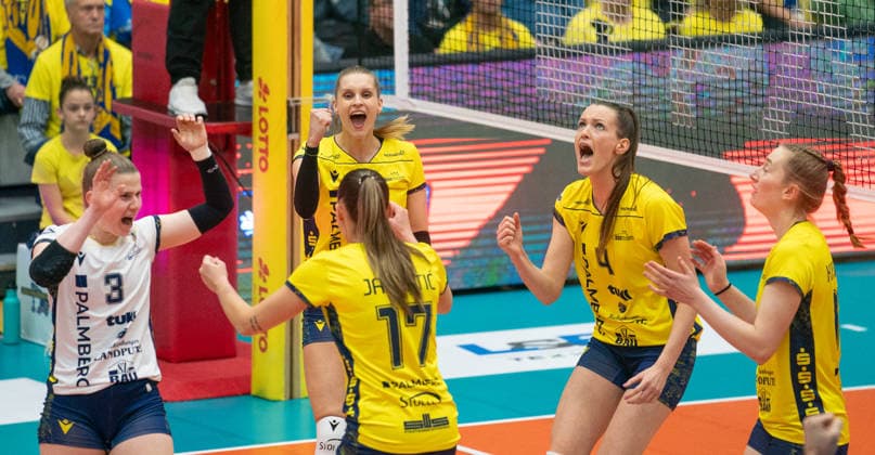 17.12..2025, Volleyball, Frauen, VBL, 1. VBL, 1. Volleyball-Bundesliga, Saison 2025 26, 9. Spieltag, SSC Palmberg Schwerin - USC Münster, Die Schweriner Volleyballerinnen jubeln. Schwerin Palmberg Arena Mecklenburg-Vorpommern Deutschland