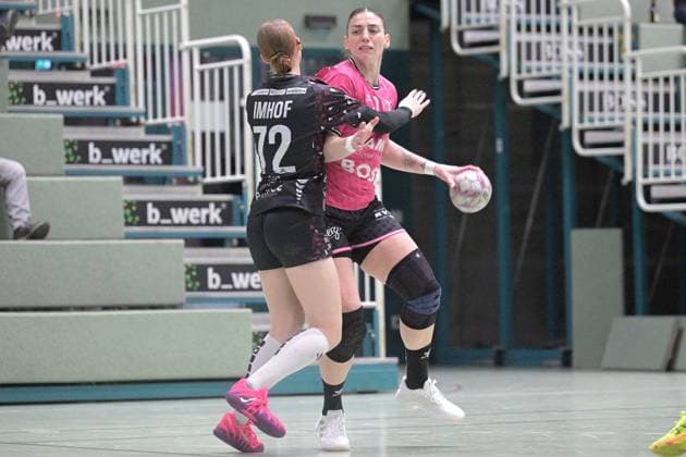Gabriela Clausson Bitolo (TusSies Metzingen, 22) gegen Margaux Imhof (ATH Strasbourg, 72) TusSies Metzingen vs. ATH Strasbourg, Handball, Testspiel, Saison 2025 2026, 17.12.2025 TusSies Metzingen vs. ATH Strasbourg, Handball, Testspiel, Saison 2025 2026, 17.12.2025 Metzingen Copyright: xEibner-Pressefoto TobiasxBaurx EP_TBR