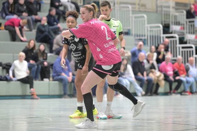 Selina Lindemann (TusSies Metzingen, 02) beim 7-Meter TusSies Metzingen vs. ATH Strasbourg, Handball, Testspiel, Saison 2025 2026, 17.12.2025 TusSies Metzingen vs. ATH Strasbourg, Handball, Testspiel, Saison 2025 2026, 17.12.2025 Metzingen Copyright: xEibner-Pressefoto TobiasxBaurx EP_TBR