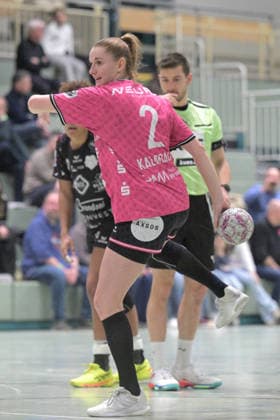 Selina Lindemann (TusSies Metzingen, 02) beim 7-Meter TusSies Metzingen vs. ATH Strasbourg, Handball, Testspiel, Saison 2025 2026, 17.12.2025 TusSies Metzingen vs. ATH Strasbourg, Handball, Testspiel, Saison 2025 2026, 17.12.2025 Metzingen Copyright: xEibner-Pressefoto TobiasxBaurx EP_TBR
