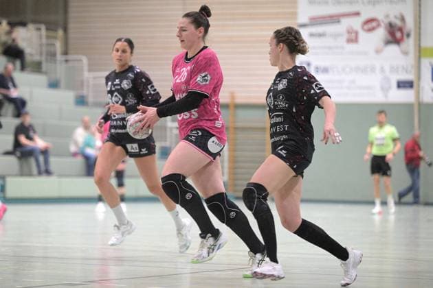 Svenja Huebner (TusSies Metzingen, 26) gegen Albane Frachon (ATH Strasbourg, 35) TusSies Metzingen vs. ATH Strasbourg, Handball, Testspiel, Saison 2025 2026, 17.12.2025 TusSies Metzingen vs. ATH Strasbourg, Handball, Testspiel, Saison 2025 2026, 17.12.2025 Metzingen Copyright: xEibner-Pressefoto TobiasxBaurx EP_TBR