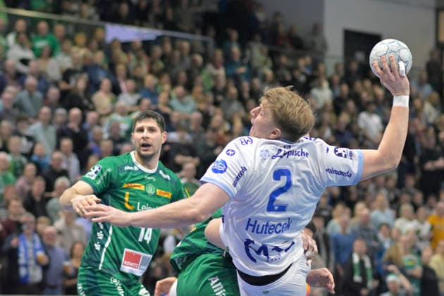 17.12.2025, Lemgos Lukas Hutecek, hinten Marko Mamic, Handball, DHB-Pokal, SC DHfK Leipzig - TBV Lemgo Lippe, (c) Dresden