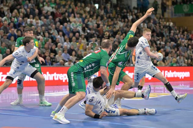 17.12.2025, Lemgos Angriff, am Ball Lemgos Nils Versteijnen, Handball, DHB-Pokal, SC DHfK Leipzig - TBV Lemgo Lippe, (c) Dresden