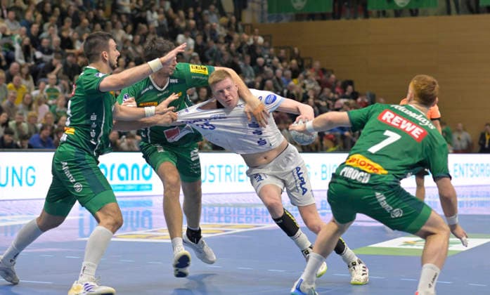17.12.2025, Lemgos Nils Versteijnen in der Leipziger Klemme, Handball, DHB-Pokal, SC DHfK Leipzig - TBV Lemgo Lippe, (c) Dresden