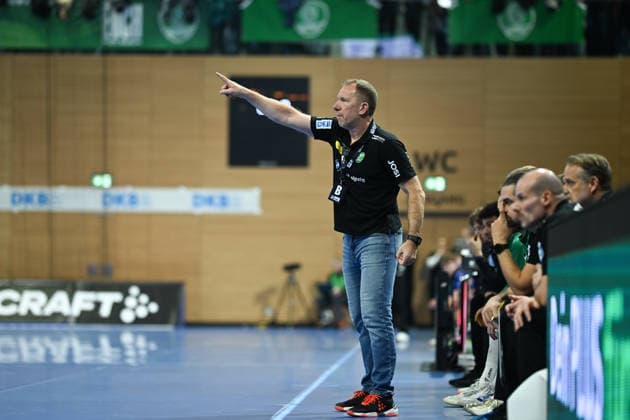 Frank Carstens (Cheftrainer SC DHfK Leipzig) SC DHfK Leipzig vs. TBV Lemgo Lippe, Handball, DHB-Pokal Viertelfinale, Spielzeit 2025 2026, 17.12.2025 SC DHfK Leipzig vs. TBV Lemgo Lippe, Handball, DHB-Pokal Viertelfinale, Spielzeit 2025 2026, 17.12.2025 Dresden Copyright: xEibner-Pressefoto xHoepnerx EP_PHR