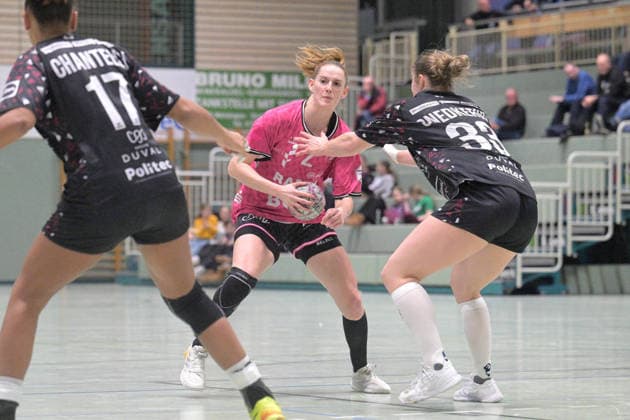 Selina Lindemann (TusSies Metzingen, 02) gegen Nora Snedkerud (ATH Strasbourg, 33) TusSies Metzingen vs. ATH Strasbourg, Handball, Testspiel, Saison 2025 2026, 17.12.2025 TusSies Metzingen vs. ATH Strasbourg, Handball, Testspiel, Saison 2025 2026, 17.12.2025 Metzingen Copyright: xEibner-Pressefoto TobiasxBaurx EP_TBR