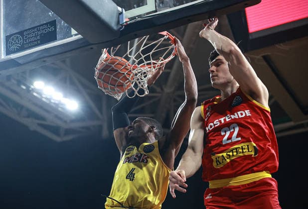 Mersin Spor v Filou Oostende - Basketball Champions League MERSIN, TURKIYE - DECEMBER 17: Ronald March Jr (4) of Mersin Spor dunks the ball during the Basketball Champions League group G match between Mersin Spor and Filou Oostende at Servet Tazegul Arena in Mersin, Turkiye on December 17, 2025. Serkan Avci Anadolu Mersin Turkey. Editorial use only. Please get in touch for any other usage.  Copyright: x2025xAnadoluxSerkanxAvcix