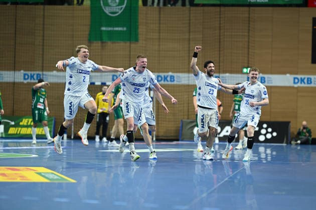 Die Mannschaft vom TBV Lemgo Lippe jubelt nach dem Abpfiff - SC DHfK Leipzig vs. TBV Lemgo Lippe, Handball, DHB-Pokal Viertelfinale, Spielzeit 2025 2026, 17.12.2025 SC DHfK Leipzig vs. TBV Lemgo Lippe, Handball, DHB-Pokal Viertelfinale, Spielzeit 2025 2026, 17.12.2025 Dresden Copyright: xEibner-Pressefoto xHoepnerx EP_PHR