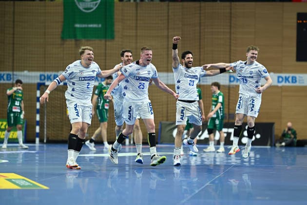 Die Mannschaft vom TBV Lemgo Lippe jubelt nach dem Abpfiff - SC DHfK Leipzig vs. TBV Lemgo Lippe, Handball, DHB-Pokal Viertelfinale, Spielzeit 2025 2026, 17.12.2025 SC DHfK Leipzig vs. TBV Lemgo Lippe, Handball, DHB-Pokal Viertelfinale, Spielzeit 2025 2026, 17.12.2025 Dresden Copyright: xEibner-Pressefoto xHoepnerx EP_PHR