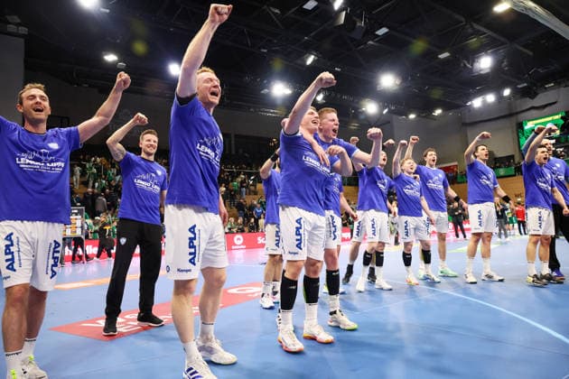 Dresden, 17.12.2025, Ballsportarena, Handball, DHB Pokal, Viertelfinale , SC DHfK Leipzig vs. TBV Lemgo 27:35, Im Bild; Lemgo feiert den Einzug in das FinalFour. , Nur zur redaktionellen Nutzung. Only editorial use. , DHB HBL regulations prohibit any use of photographs as image sequences and or quasi-video. ,