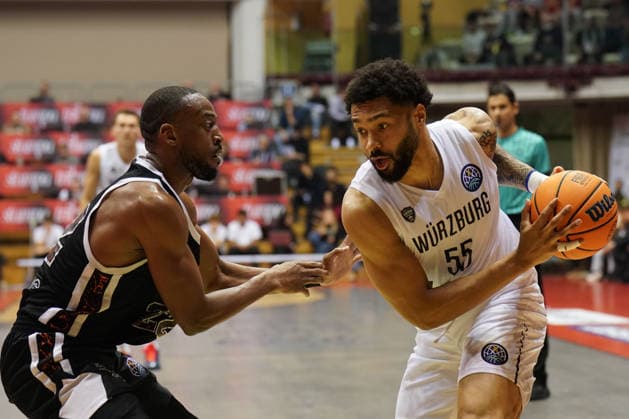Foto IPP Giada Genzo Trieste 17 12 2025 Basketball Champions League - 2025 2026 Pallacanestro Trieste - Basket Wurzburg nella foto Leo SAFFER del Wurzburg con il pallone in mano Markel BROWN - Italy Photo Press - World Copyright - italy ITALY  Copyright: xR4924_italyphotopressx