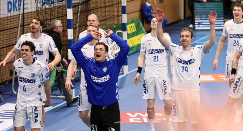Dresden, 17.12.2025, Ballsportarena, Handball, DHB Pokal, Viertelfinale , SC DHfK Leipzig vs. TBV Lemgo 27:35, Im Bild; Lemgo feiert den Einzug in das FinalFour. , Nur zur redaktionellen Nutzung. Only editorial use. , DHB HBL regulations prohibit any use of photographs as image sequences and or quasi-video. ,