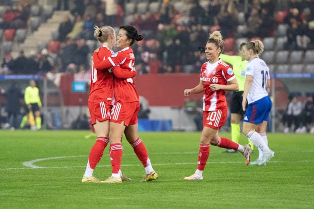 Franziska Kett (20 Bayern), Momoko Tanikawa (18 Bayern) und Linda Dallmann (10 FC Bayern) jubeln über das Tor zum 1-0 beim UEFA Womens Champions League Spiel FC Bayern München - Valerenga IF am 17.12.2025. München FC Bayern Campus Bayern Deutschland