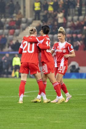 Franziska Kett (20 Bayern), Momoko Tanikawa (18 Bayern) und Linda Dallmann (10 FC Bayern) jubeln über das Tor zum 1-0 beim UEFA Womens Champions League Spiel FC Bayern München - Valerenga IF am 17.12.2025. München FC Bayern Campus Bayern Deutschland
