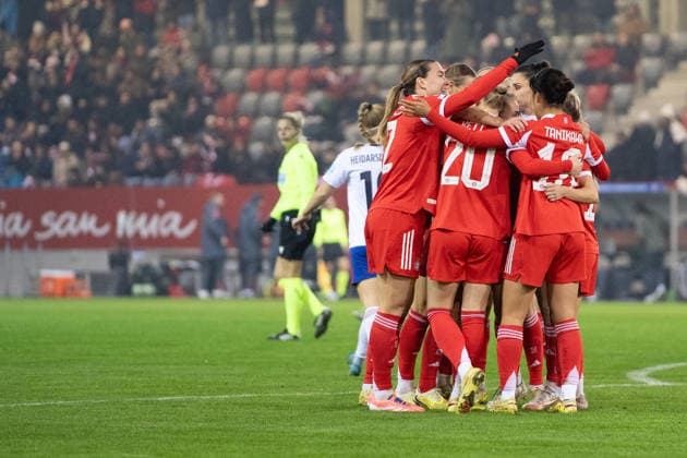 Vanessa Gilles (2 Bayern) , Jovana Damnjanovic (9 Bayern), Momoko Tanikawa (18 Bayern) und Linda Dallmann (10 FC Bayern) jubeln über das Tor zum 1-0 beim UEFA Womens Champions League Spiel FC Bayern München - Valerenga IF am 17.12.2025. München FC Bayern Campus Bayern Deutschland