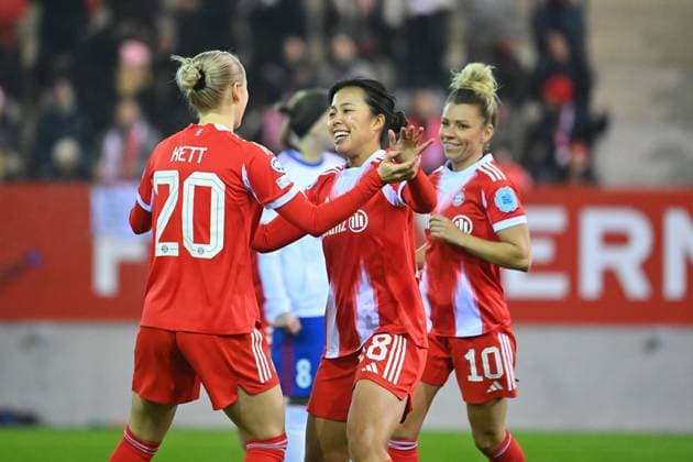 Torjubel Momoko TANIKAWA (FCB,re) nach Tor zum 1-0 mit Franziska KETT (FCB),re: Linda DALLMANN (FCB), Jubel,Freude,Begeisterung,Aktion. FC Bayern Muenchen - Valerenga Oslo Fussball Champions League der Frauen am 17.12.2025 FC Bayern Campus.
