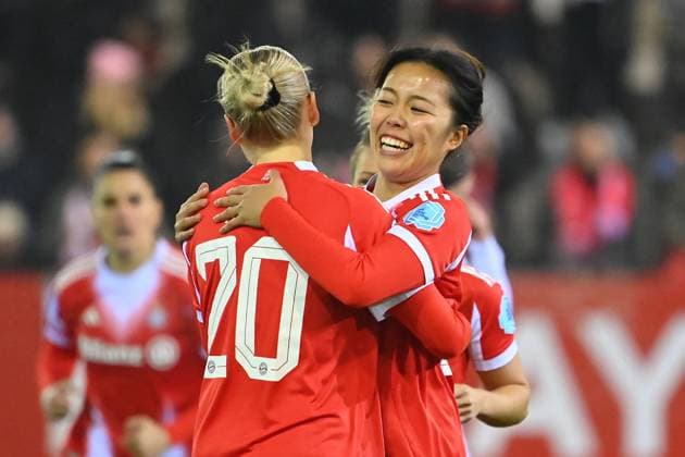 Torjubel Momoko TANIKAWA (FCB,re) nach Tor zum 1-0 mit Franziska KETT (FCB), Jubel,Freude,Begeisterung,Aktion. FC Bayern Muenchen - Valerenga Oslo Fussball Champions League der Frauen am 17.12.2025 FC Bayern Campus.