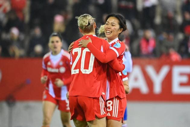 Torjubel Momoko TANIKAWA (FCB,re) nach Tor zum 1-0 mit Franziska KETT (FCB), Jubel,Freude,Begeisterung,Aktion. FC Bayern Muenchen - Valerenga Oslo Fussball Champions League der Frauen am 17.12.2025 FC Bayern Campus.
