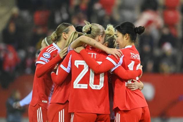 Torjubel um Momoko TANIKAWA (FCB,re) nach Tor zum 1-0 Jubel,Freude,Begeisterung,Aktion. FC Bayern Muenchen - Valerenga Oslo Fussball Champions League der Frauen am 17.12.2025 FC Bayern Campus.