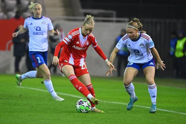 Franziska KETT (FCB), Aktion,Zweikampf gegen Saedis HEIOEARSDOTTIR (Valerenga). FC Bayern Muenchen - Valerenga Oslo Fussball Champions League der Frauen am 17.12.2025 FC Bayern Campus.