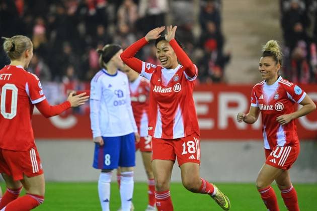 Torjubel Momoko TANIKAWA (FCB,) nach Tor zum 1-0 mit Franziska KETT (FCB), re:Linda DALLMANN (FCB). Jubel,Freude,Begeisterung,Aktion. FC Bayern Muenchen - Valerenga Oslo Fussball Champions League der Frauen am 17.12.2025 FC Bayern Campus.