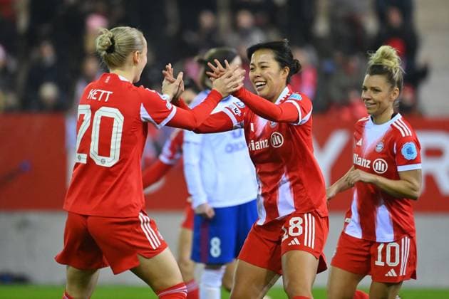 Torjubel Momoko TANIKAWA (FCB,re) nach Tor zum 1-0 mit Franziska KETT (FCB), re:Linda DALLMANN (FCB), Jubel,Freude,Begeisterung,Aktion. FC Bayern Muenchen - Valerenga Oslo Fussball Champions League der Frauen am 17.12.2025 FC Bayern Campus.