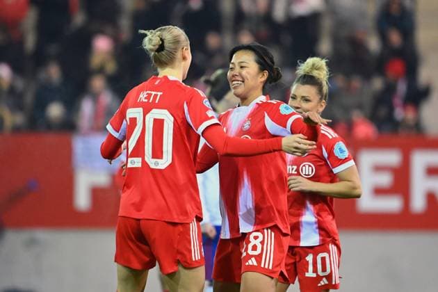Torjubel Momoko TANIKAWA (FCB,re) nach Tor zum 1-0 mit Franziska KETT (FCB), re:Linda DALLMANN (FCB), Jubel,Freude,Begeisterung,Aktion. FC Bayern Muenchen - Valerenga Oslo Fussball Champions League der Frauen am 17.12.2025 FC Bayern Campus. Â
