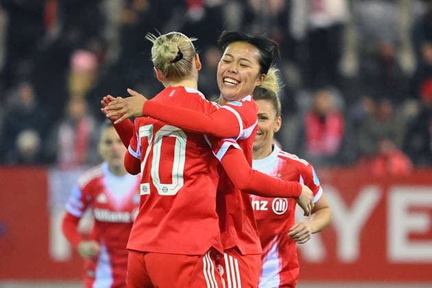 Torjubel Momoko TANIKAWA (FCB,re) nach Tor zum 1-0 mit Franziska KETT (FCB), re:Linda DALLMANN (FCB), Jubel,Freude,Begeisterung,Aktion. FC Bayern Muenchen - Valerenga Oslo Fussball Champions League der Frauen am 17.12.2025 FC Bayern Campus.
