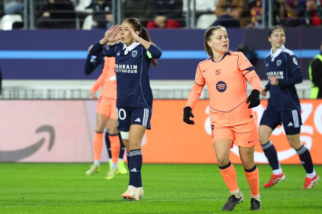 FOOTBALL FEMININ : Paris FC Vs FC Barcelone - Ligue des Champions - 17 12 2025 Clara Mateo (Paris FC) Vs Claudia Pina (FC Barcelone) ParisFrance  Copyright: xMichaelxBaucherx