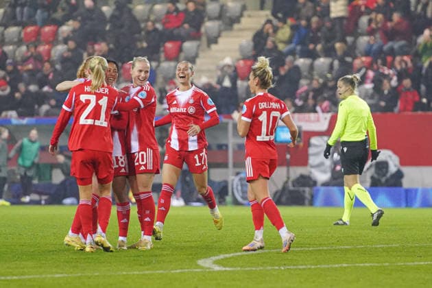 Pernille Harder (21 Bayern) , Momoko Tanikawa (18 Bayern) , Franziska Kett (20 Bayern) , Klara Bühl (17 FC Bayern) , Stine Ballisager (3 Bayern) und Linda Dallmann (10 FC Bayern) jubeln über das Tor zum 2-0 beim UEFA Womens Champions League Spiel FC Bayern München - Valerenga IF am 17.12.2025. München FC Bayern Campus Bayern Deutschland