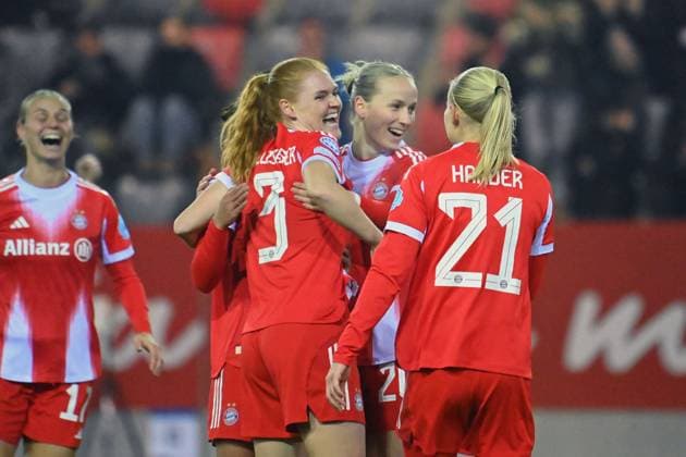 Torjubel Stine BALLISAGER (FCB,3) mit Franziska KETT (FCB) ud Pernile HARDER (FCB), nach Tor zum 2-0, Jubel,Freude,Begeisterung,Aktion. FC Bayern Muenchen - Valerenga Oslo Fussball Champions League der Frauen am 17.12.2025 FC Bayern Campus.