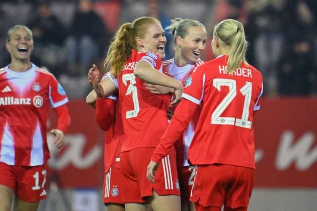 Torjubel Stine BALLISAGER (FCB,3) mit Franziska KETT (FCB) ud Pernile HARDER (FCB), nach Tor zum 2-0, Jubel,Freude,Begeisterung,Aktion. FC Bayern Muenchen - Valerenga Oslo Fussball Champions League der Frauen am 17.12.2025 FC Bayern Campus.