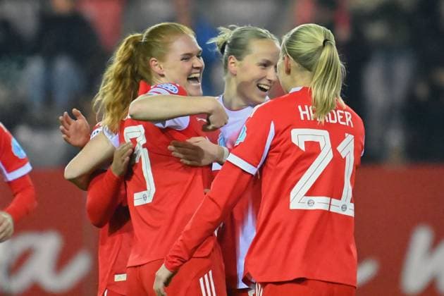 Torjubel Stine BALLISAGER (FCB,3) mit Franziska KETT (FCB) ud Pernile HARDER (FCB), nach Tor zum 2-0, Jubel,Freude,Begeisterung,Aktion. FC Bayern Muenchen - Valerenga Oslo Fussball Champions League der Frauen am 17.12.2025 FC Bayern Campus.